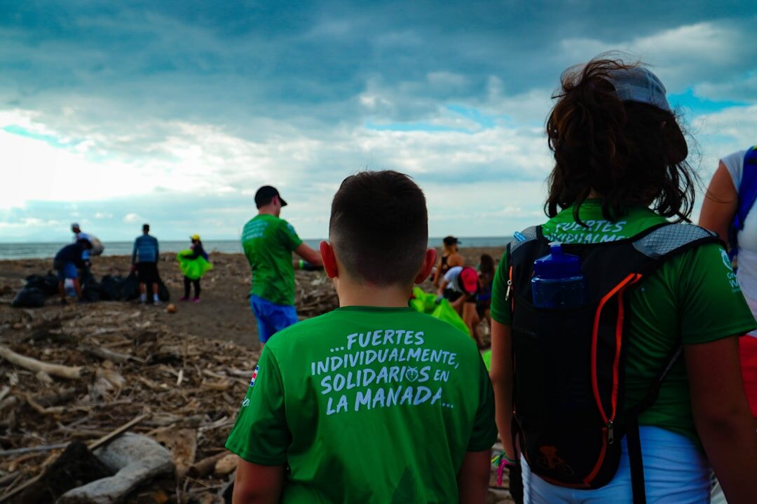 volunteers working together